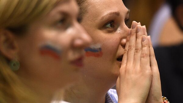 Болельщицы во время просмотра трансляции матча группового этапа чемпионата мира по футболу между сборными Уругваем и России. Архивное фото