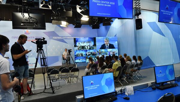 Журналисты во время трансляции пресс-конференции в городском пресс-центре чемпионата мира по футболу FIFA 2018 в Ростове-на-Дону