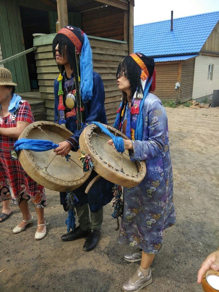 Шаманка Ольга Ким (крайняя справа) Шаманка Ольга Ким (крайняя справа)