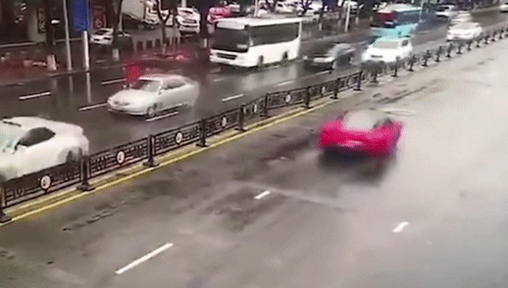 В Китае девушка разбила новый Ferrari сразу после выезда из автосалона