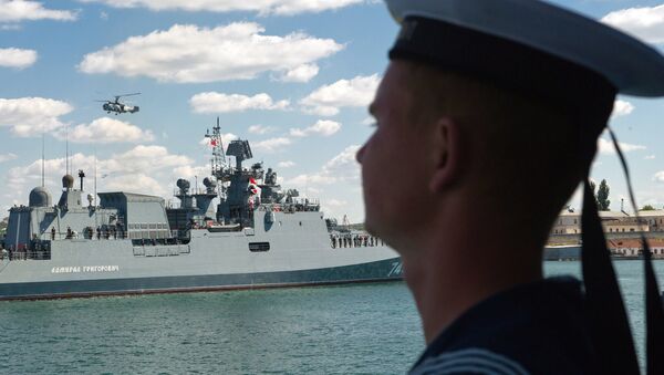 Сторожевой корабль Адмирал Григорович входит в Севастопольскую бухту