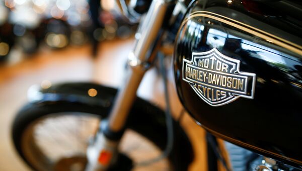Мотоцикл Harley-Davidson в автосалоне