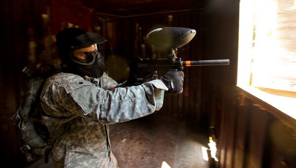 Американский военный во время учений с использованием пейнтбольного оружия. Архивное фото