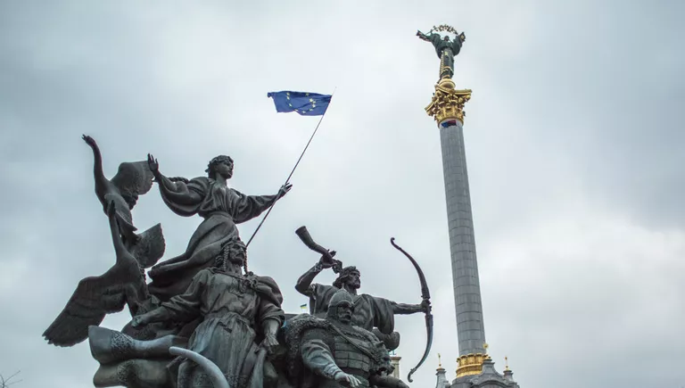 Флаг ЕС на площади Независимости в Киеве Флаг ЕС на площади Независимости в Киеве
