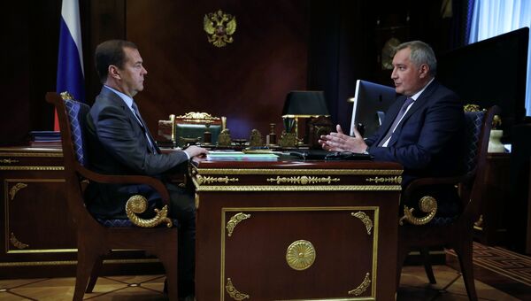 Дмитрий Медведев и глава госкорпорации Роскосмос Дмитрий Рогозин во время встречи. 26 июня 2018