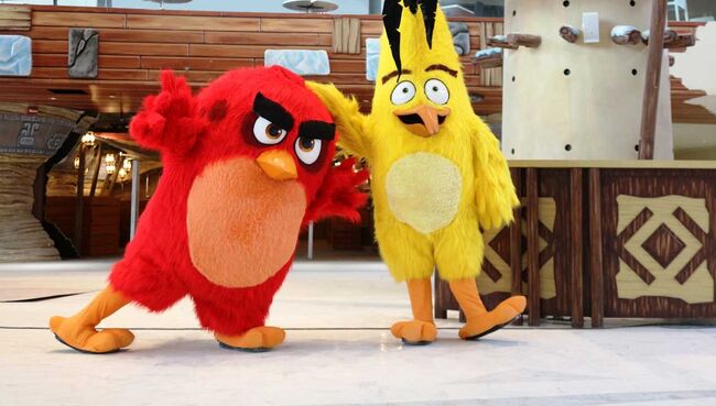 Ростовые куклы Angry Birds в парке Angry Birds World в Катаре