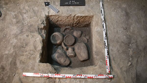 Углубление в полу гробницы, где были найдены погребальные сосуды