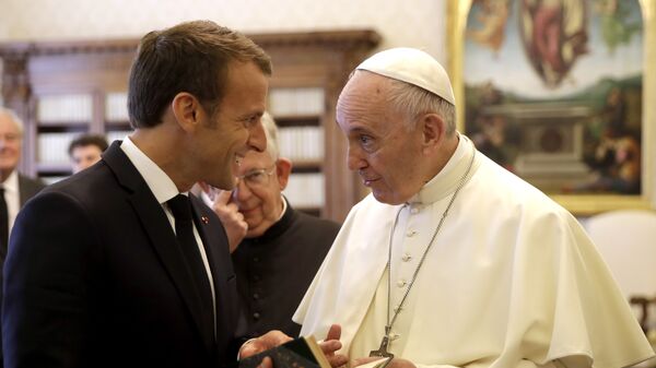 Папа Римский Франциск и президент Франции Эммануэль Макрон в Ватикане
