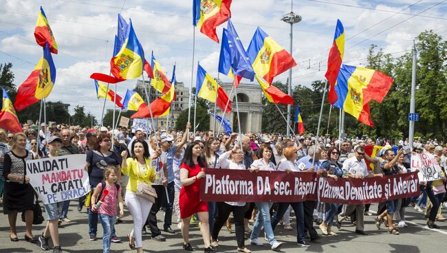 Сторонники Андрея Нэстасе на митинге против решения суда, не признавшего итоги голосования. Архивное фото