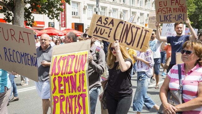 Сторонники Андрея Нэстасе на митинге против решения суда, не признавшего итоги голосования. 26 июня 2018