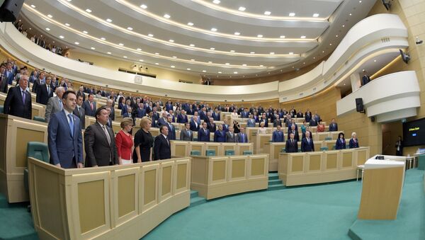Сенаторы перед началом заседания Совета Федерации России. Архивное фото