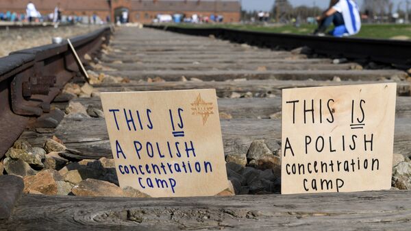 Таблички, установленные участникми Марша жизни у концлагеря в Освенциме, Польша. Архивное фото
