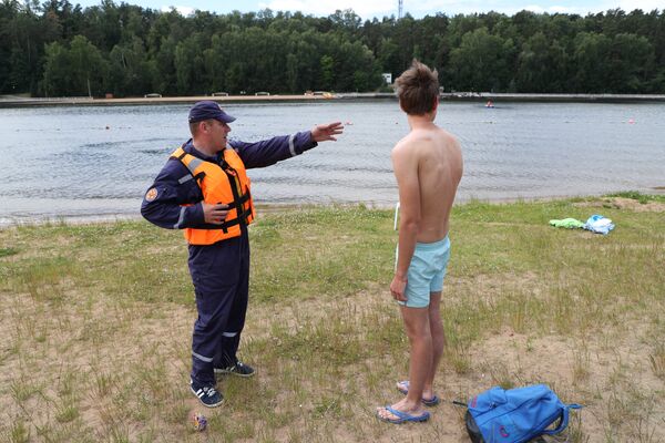 На страже пляжа. Стражи на пляже. Стражи на пляже в каком городе снимали. Владимир дальнияя дача Спасатпль ра пляж5.