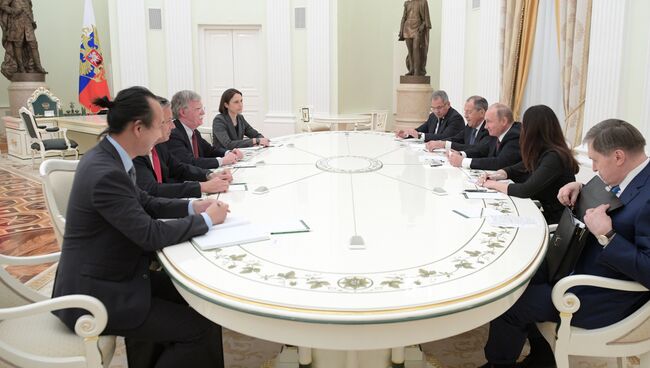 Президент РФ Владимир Путин и советник президента США по вопросам национальной безопасности Джон Болтон во время встречи в Кремле. 27 июня 2018