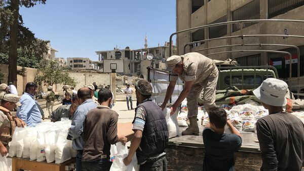 Раздача гуманитарной помощи российскими военными в Мисрабе, Сирия. Архивное фото