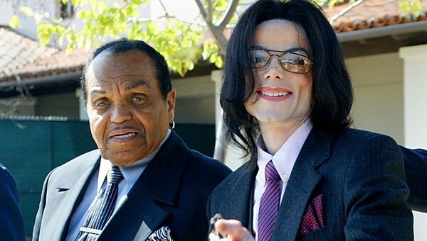 Майкл Джексон со своим отцом Джо. Архивное фото