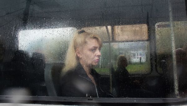 Женщина в автобусе во время дождя в Москве. Архивное фото