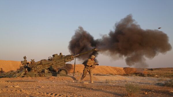 Военнослужащие армии США ведут огонь по позициям боевиков ИГ* у сирийско-иракской границы в рамках операции Непоколебимая решимость. Архивное фото