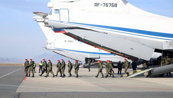Самолет ИЛ-76 МД с батальоном военной полиции на борту, прибывшим из Сирии в Махачкалу. Архивное фото