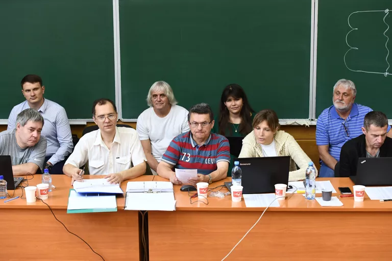 Члены приемной комиссии Московского физико-технического института во время собеседования с абитуриентами Члены приемной комиссии Московского физико-технического института во время собеседования с абитуриентами
