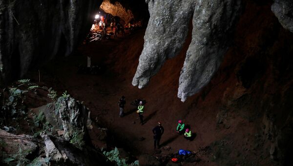 Спасатели в пещерах Тхам Луанг в северной провинции Чианг Рай, Таиланд, где пропали 12 членов юношеской футбольной команды и их тренер. 27 июня 2018