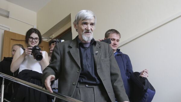 Историк Юрий Дмитриев после слушания в здании суда в Петрозаводске. 5 апреля 2018
