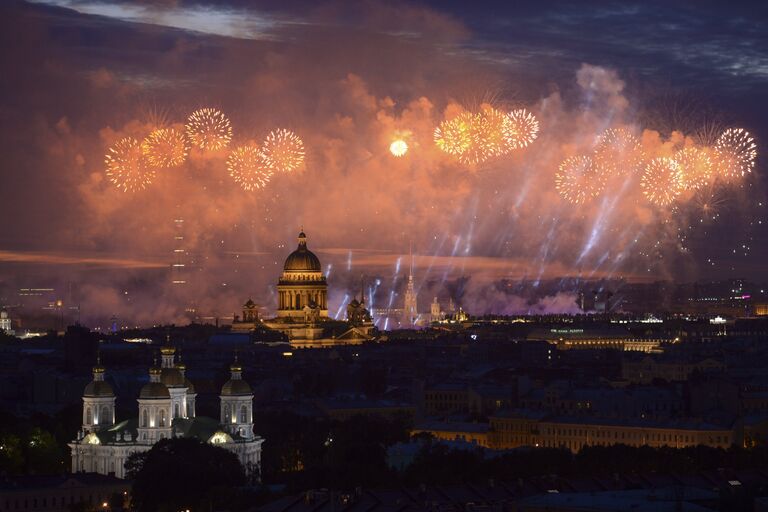 Фейерверк на празднике выпускников Алые паруса - 2018 в Санкт-Петербурге