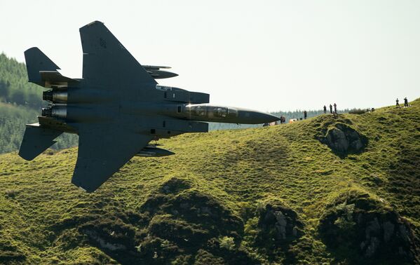 Истребитель F-15 ВВС США во время полета на малой высоте.