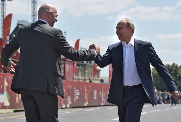 Владимир Путин и президент ФИФА Джанни Инфантино во время посещения тематического парка футбола ЧМ-2018 на Красной площади