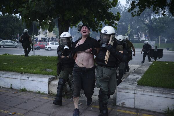 Задержание участника протестов в Салониках, Греция