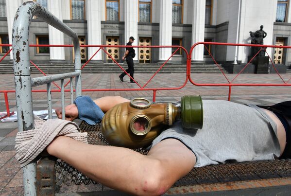 Участник акции в поддержку жертв пыток перед зданием Верховной рады Украины