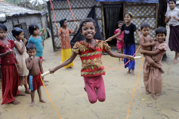 Дети беженцев рохинджа с прыгалками в лагере беженцев в Бангладеш