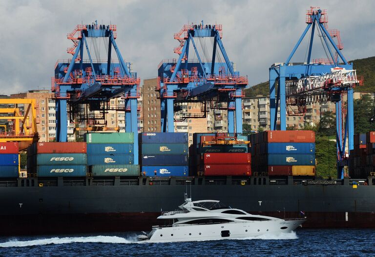 Контейнеровоз у пирса Владивостокского морского торгового порта