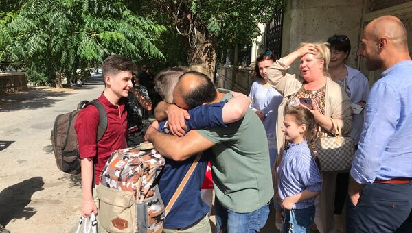 Родственницы Баракат провожают Ахмеда Баракат и детей в Россию. 28 июня 2018