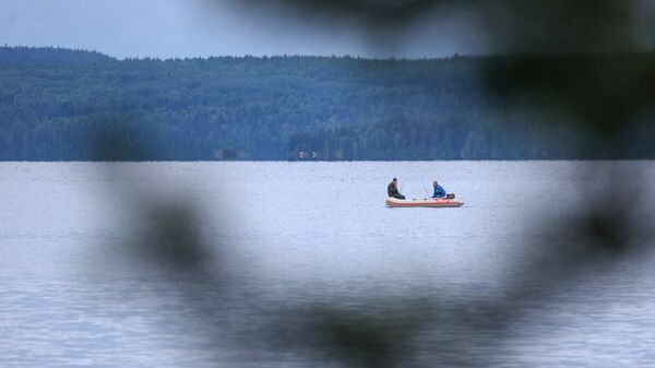 Рыбаки рыбачат на Онежском озере в Республике Карелия