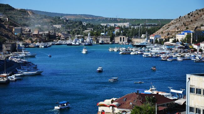 Вид с Крепостной горы на Балаклавскую бухту Севастополя. Архивное фото