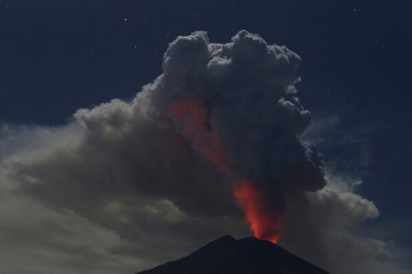 Дым над вулканом на горе Агунг, остров Бали