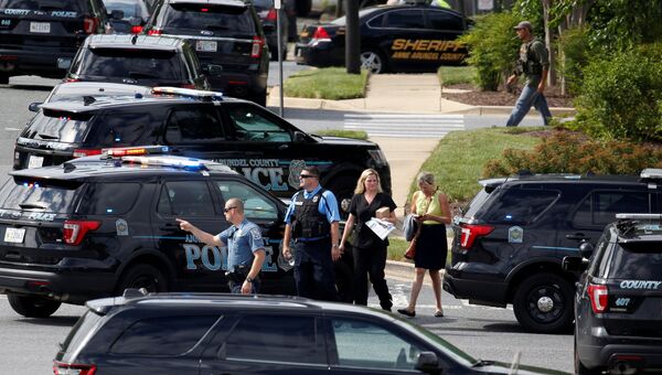 Полиция штата Мэриленд рядом с местом преступления возле гедакции газеты Capital Gazette в Аннаполисе. 29 июня 2018