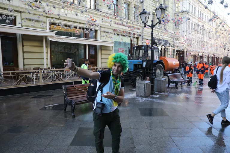 Бразильский фанат делает селфи на фоне сотрудников коммунальных служб Бразильский фанат делает селфи на фоне сотрудников коммунальных служб