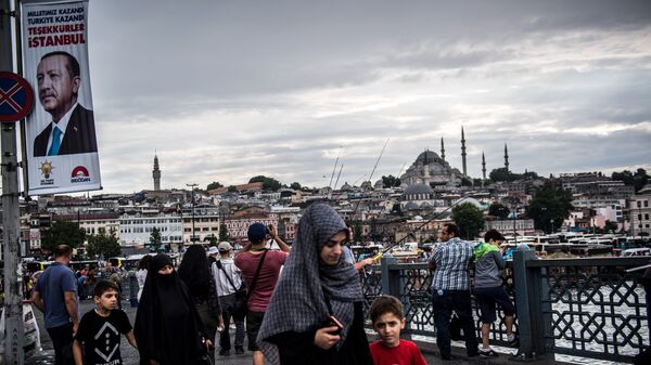 Пешеходы на Галатском мосту в Стамбуле. 28 июня 2018