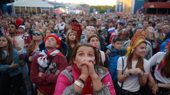 Болельщики во время просмотра трансляции матча группового этапа чемпионата мира по футболу между сборными России и Египта в фан-зоне Санкт-Петербурга