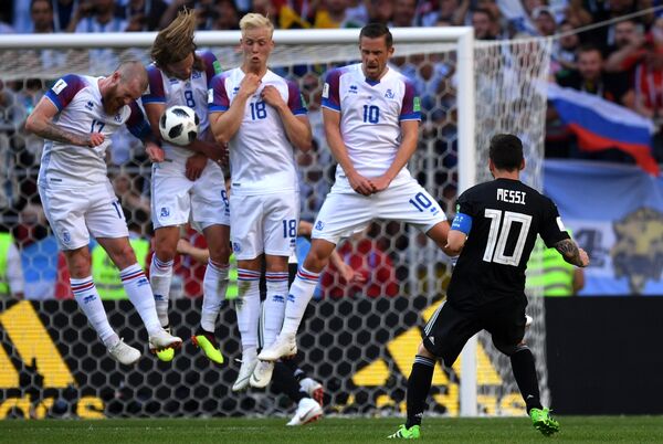Лионель Месси бьет по воротам в матче ЧМ-2018 против сборной Исландии
