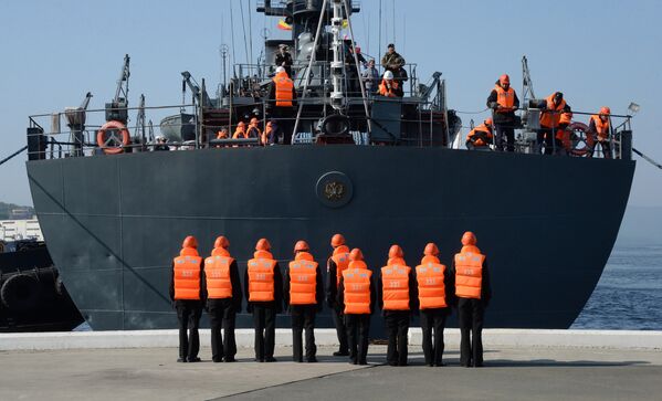 Учебный корабль Перекоп с курсантами Военно-морского института на борту во Владивостоке