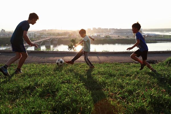 Дети играют с мячом на набережной в Нижнем Новгороде
