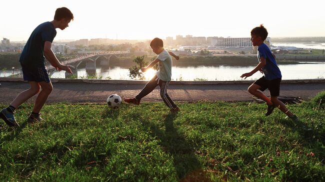 Дети играют с мячом на набережной в Нижнем Новгороде в дни проведения чемпионата мира по футболу 2018