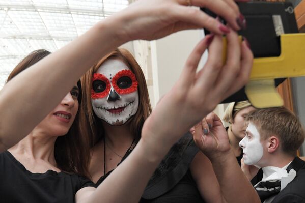 Участник карнавального шествия, проходящего в рамках празднования традиционного мексиканского праздника День мертвых, в Москве