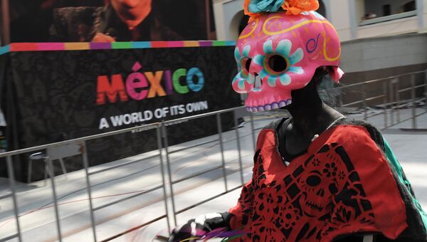 Участник карнавала, проходящего в рамках празднования традиционного мексиканского праздника День мертвых, в Москве
