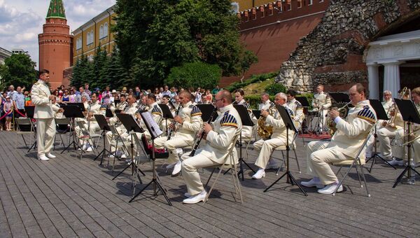 Президентский оркестр СКМК ФСО РФ во время концерта у Итальянского грота в Александровском саду