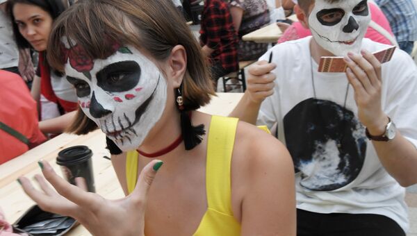 Участники карнавального шествия, проходящего в рамках празднования традиционного мексиканского праздника День мертвых, в Москве