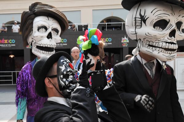 Участники карнавала, проходящего в рамках празднования традиционного мексиканского праздника День мертвых, в Москве